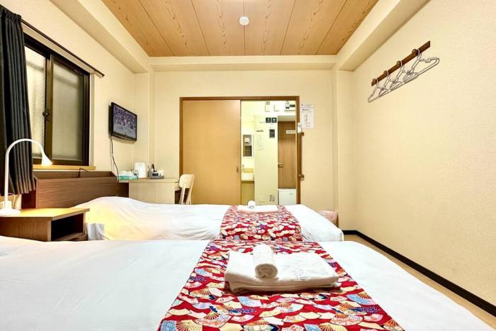 102号室花園町駅と萩之茶屋駅各2分ベット2台専用バスルーム付きアクセス抜群