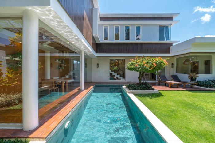 Villa Nestor - New Contemporary 3bd villa next to the Beach