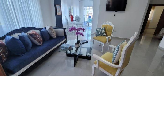 Charming 2BR Apt Near Beach