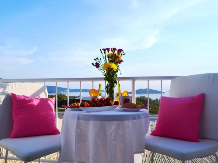 3 bedroom apartment with balcony