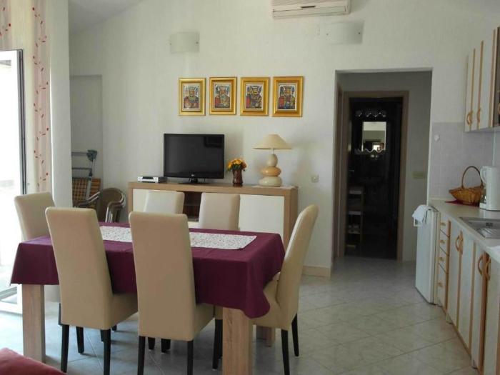 Apartment Ra i - Two-bedroom Apartment with Balcony and Sea View