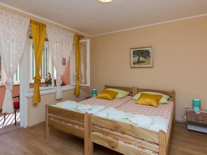 Apartment Lolo - Two Bedroom Apartment with Loggia and Street View