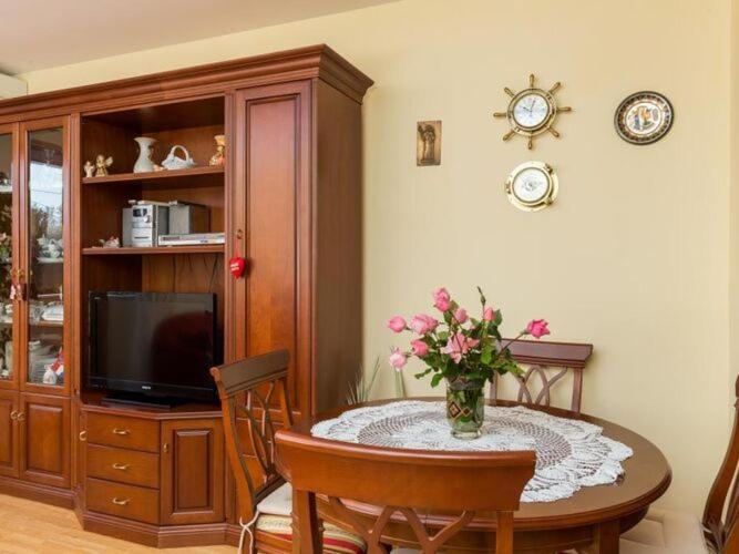 Apartment Jele - Two Bedroom Apartment with Balcony and Garden View