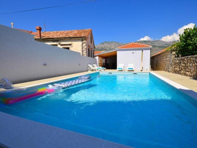 Holiday Home Belmondo- Three Bedroom Home with Terrace and Private Pool A6