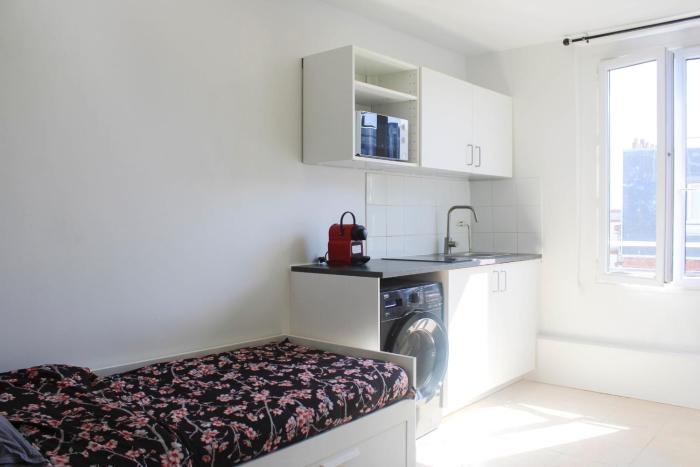 Bright & Equipped Studio at the Gate to Paris