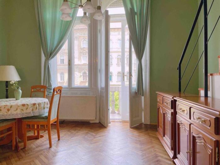 5 Downtown vintage apartment with balcony