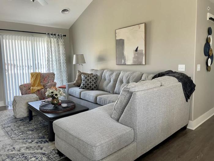 Modern 2 bed condo with office