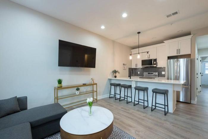 Modern LUX 2BR Apartment in DC with Patio