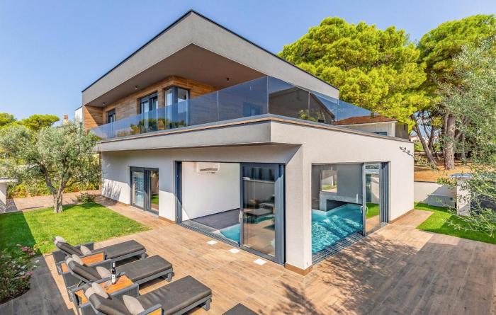 4 Bedroom Awesome Home In Fazana