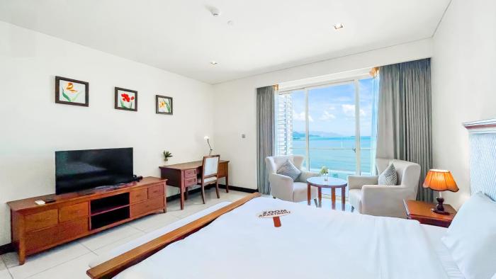 Rozy Apartment in City Center with Sea View