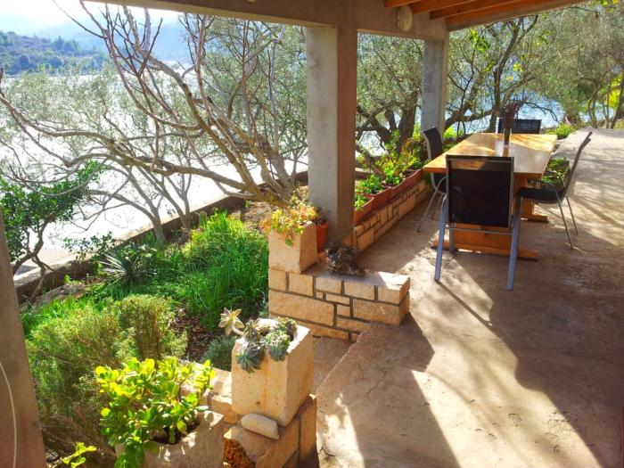 Getaway Beach House-One Bedroom Holiday Home with Terrace and Sea View