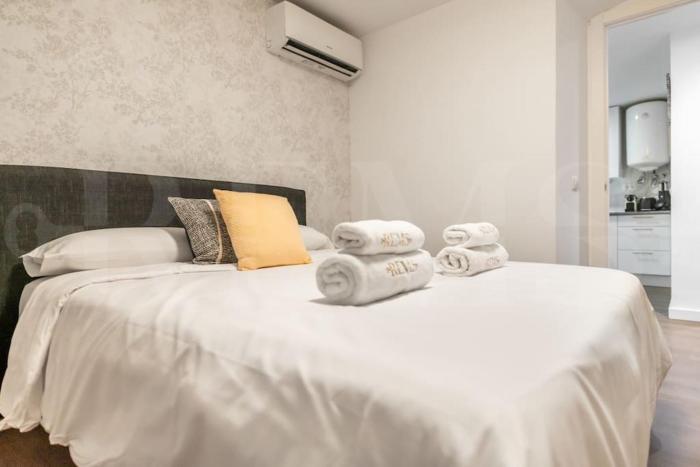 Central apartment with private patio by REMS