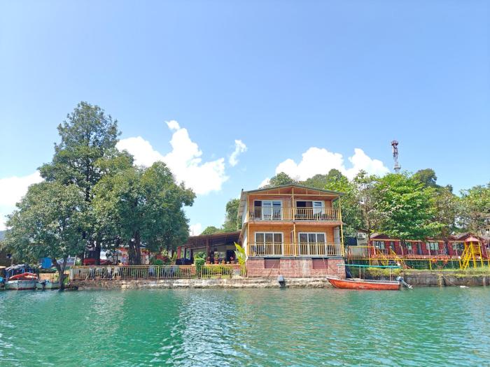 Rivveria lake side cottages