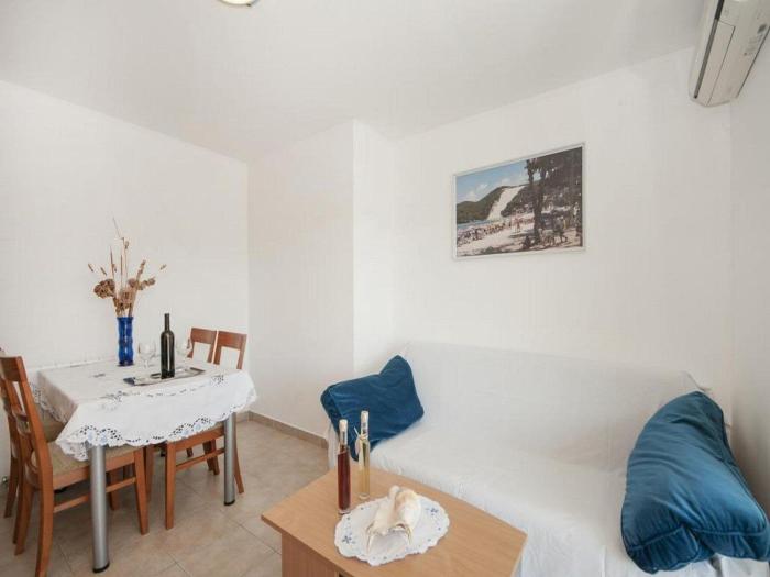 Berties Lodge - Two Bedroom Apartment with Terrace and Sea View A1