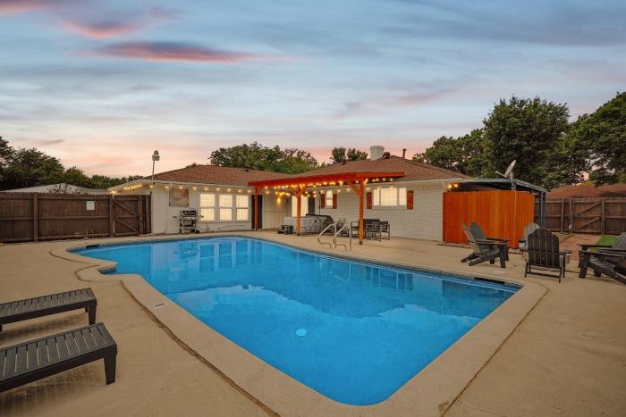 5-BR Relaxing Retreat with Pool Hot tub Fire Pit