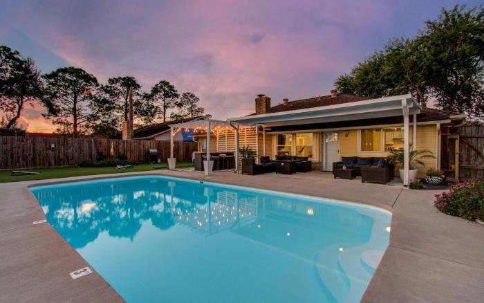 Your Houston Vacation Getaway 3-BD Pool Patio