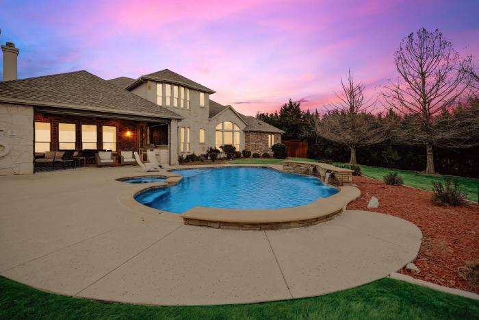 Lakefront Mansion with Pool and Cinema