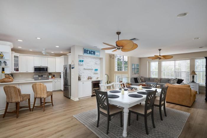 Dockside Retreat Gorgeous Canal Villa with Heated Pool