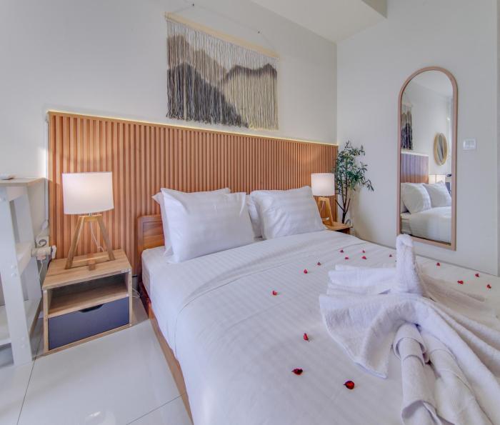 2BR Orange County With Free Parking and Rooftop Pool