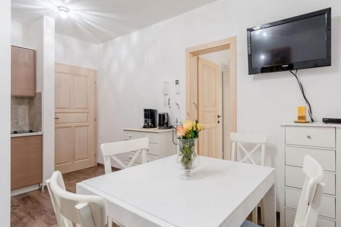 Apartments Villa Kameja - One Bedroom Apartment with Balcony and Nature Reserve View Zeleni