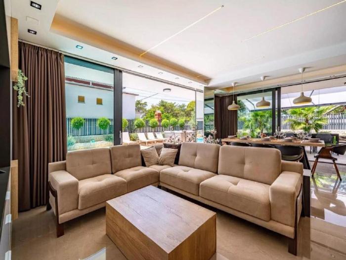 Villa Alpha - Four Bedroom Villa with Swimming Pool