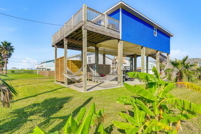 Golf Cart, Pool Access! Beach-Walk Galveston Haven