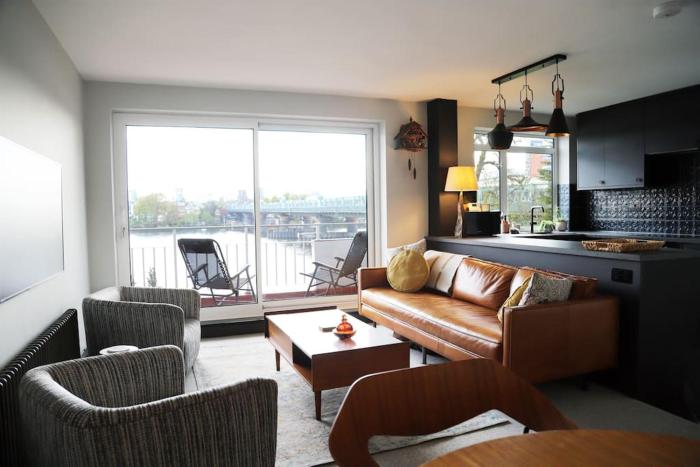 Riverfront Executive Home with Garage & Balcony Overlooking the Thames