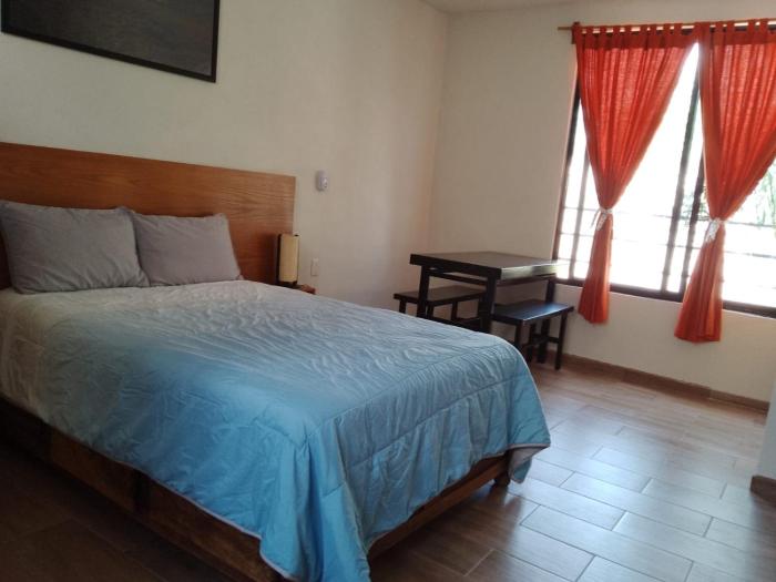 Hermoso Loft en Morelia a 15 minutos del centro, rodeado de avenidas principales que conectan a Morelia, el Loft cuenta con cocina equipada, baño completo, cama matrimonial, TV, wifi