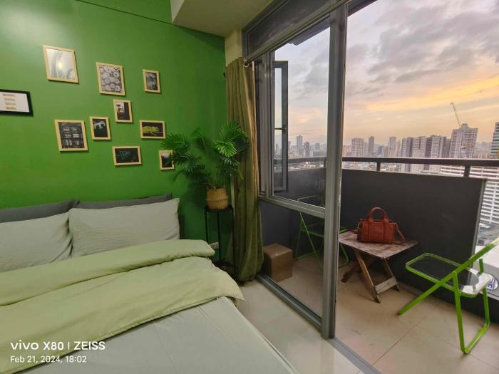 Cubao Manhattan Heights Residential Condo TB30N - High Floor Studio with Balcony City View, Pool, Netflix, 5-Min Walk to the Araneta Coliseum Gateway Mall SM - Staycations by SMS