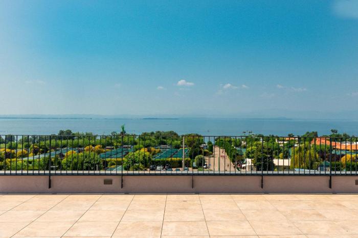 Lido Vista Apartments