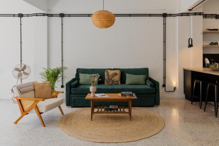 Large, stylish & super central studio