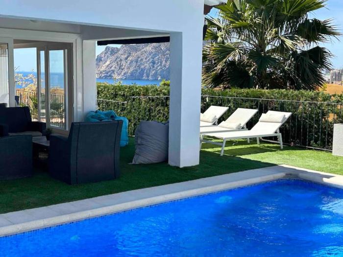 Espectacular villa junto a la playa, piscina privada y vistas al mar