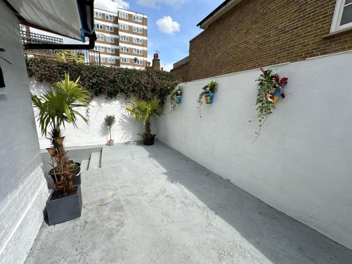 stylish Garden-level flat in Chiswick