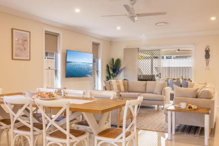 Shellys Bay Escape, 27c Dowling St - stylish with ducted air con and Wi-Fi