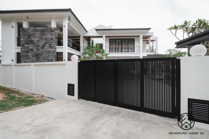 Adventure Lodge 30 - 7mins to Jonker Str #HotJacuzzi #kids #25pax #KTV#swimming pool