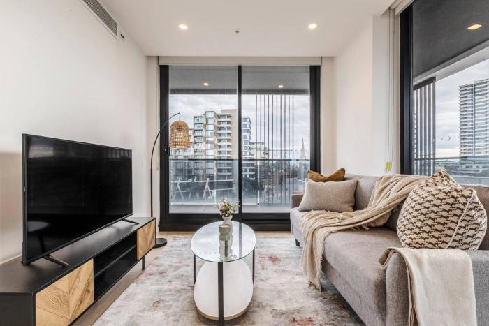 Sunlit & Sleek Condo in Lively St Kilda