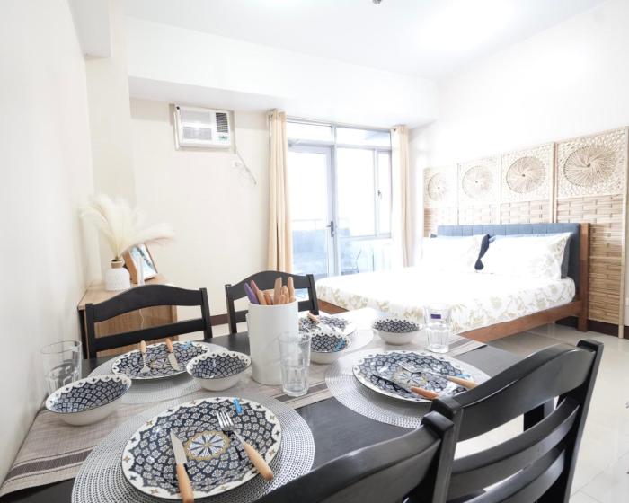Cubao Manhattan Heights Residential Condo TC10N - Bright Studio with Pool, Balcony - Next to AliMall and SM - Walking Distance to Araneta Coliseum and Gateway Mall in Cubao Quezon City - Staycations by SMS