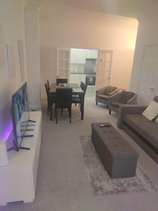 Modern 2 bed house sleeps 6