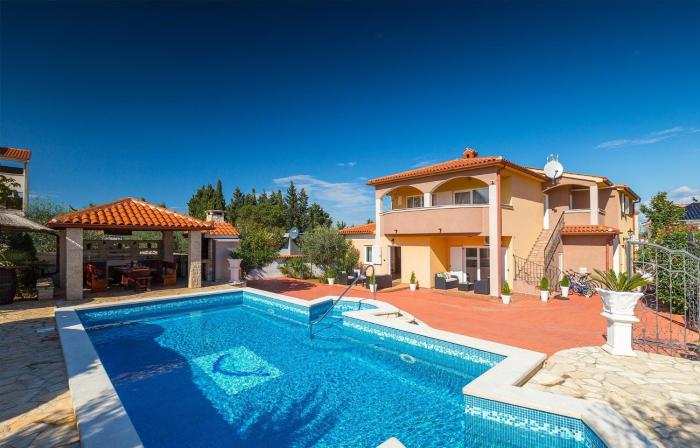 Sunny private pool apartments Seamare