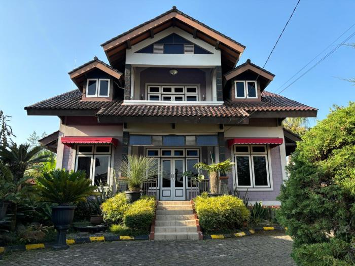 Private Family Villa 4 Bedroom - Puncak Indonesia