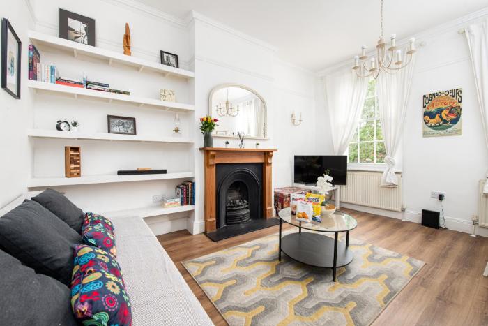Central Flat-2Bed-Free Parking-By FabAccommodation