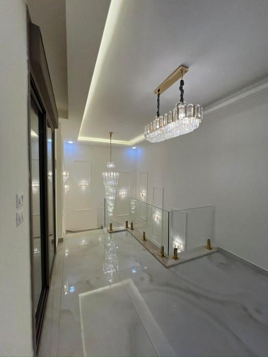 Exclusive Luxury Apartment with Panoramic and Stunning City Views Luxurious Finishes Modern Amenities and Private Terrace شقة فاخرة حصرية بإطلالات بانورامية مذهلة على المدينة تشطيبات فاخرة مر