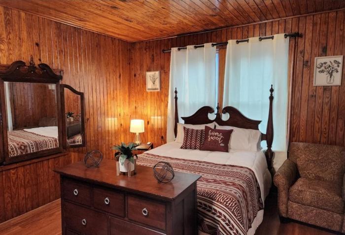 The Cabin - 2 Br 1 Ba Apt Near Downtown