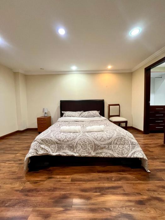 Grande y exclusivo, Cuenca cerca Parque Calderon, Mall del Río Seguridad 24 horas, 3 parqueos