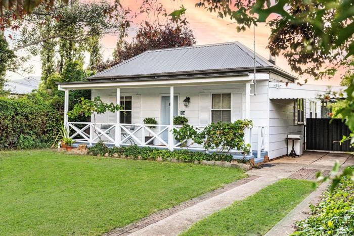 The Little White Cottage - Country Elegance Near CBD