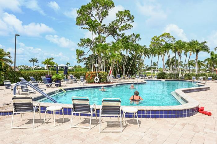 3 Mi to Downtown Naples Country Club Condo!