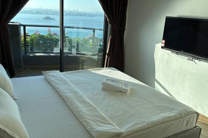 Carnelian Tower Hotel at ForestCity 4113 with WIFI