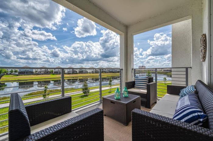 Modern 2 BD 2 Baths Condo - 5 miles to Disney