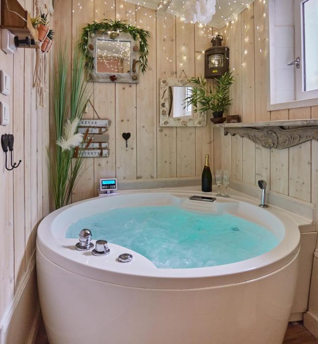 Appart Aix sauna jacuzzi balneo spa privatifs hyper centre historique cour intérieur