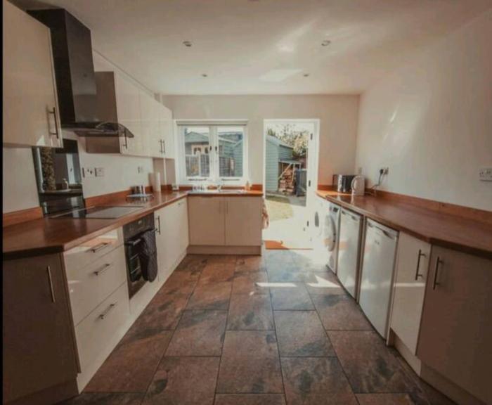 Charming 2 Bedroom Cottage mid town on quiet road, sleeps 4